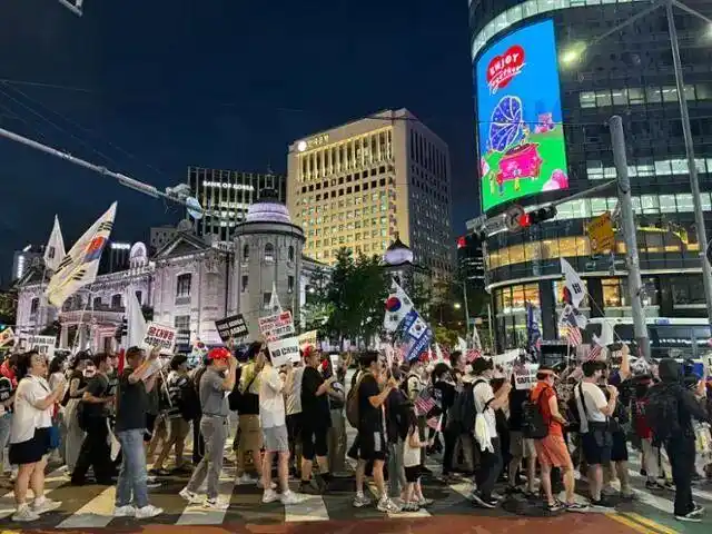 韩国警方整治右翼反华集会_首尔南大门警署管制通知_李在明怒批后 韩国限制“反华”集会