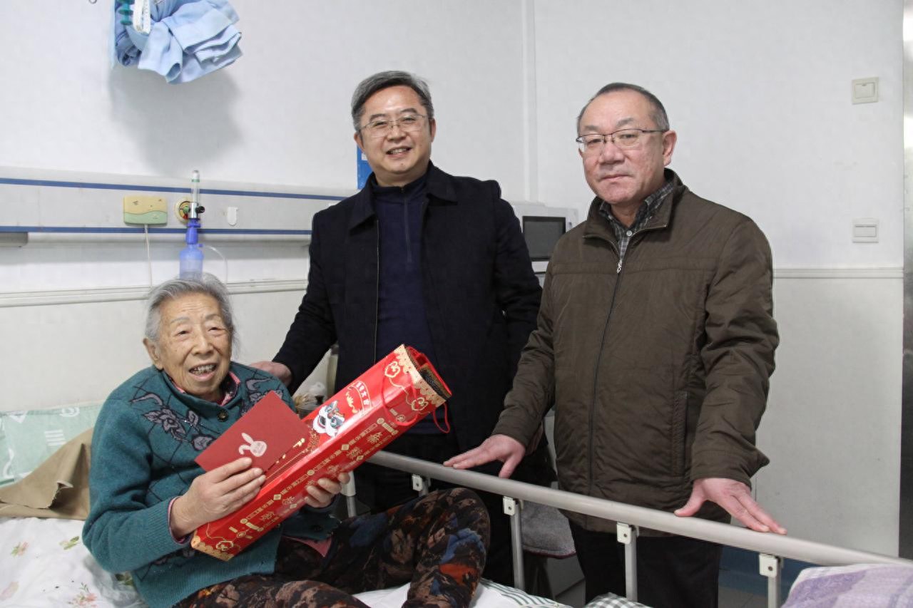 济南市眼科医院慰问离退休老同志_济南市第二人民医院走访慰问活动_走访慰问退休老干部