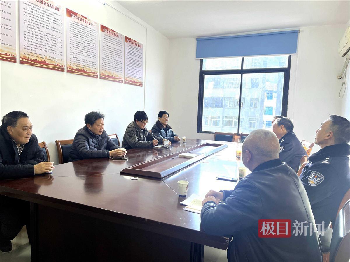 因公牺牲民警家属慰问活动_走访慰问退休老干部_湖北省襄阳市保康县公安局慰问离退休老干部