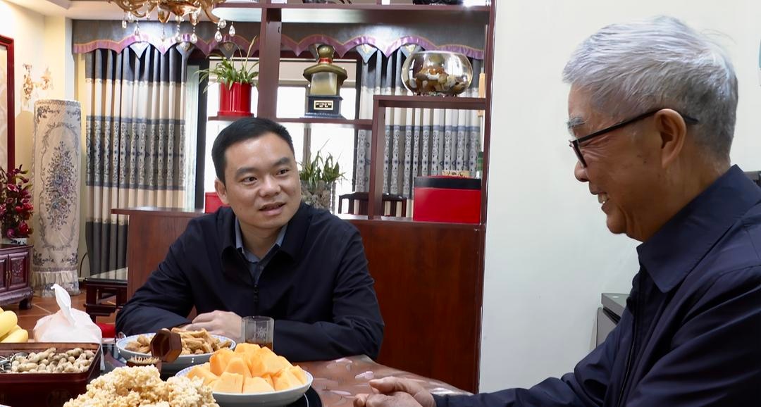 走访慰问退休老干部_县委书记慰问退休老干部_县长胡杰走访老干部