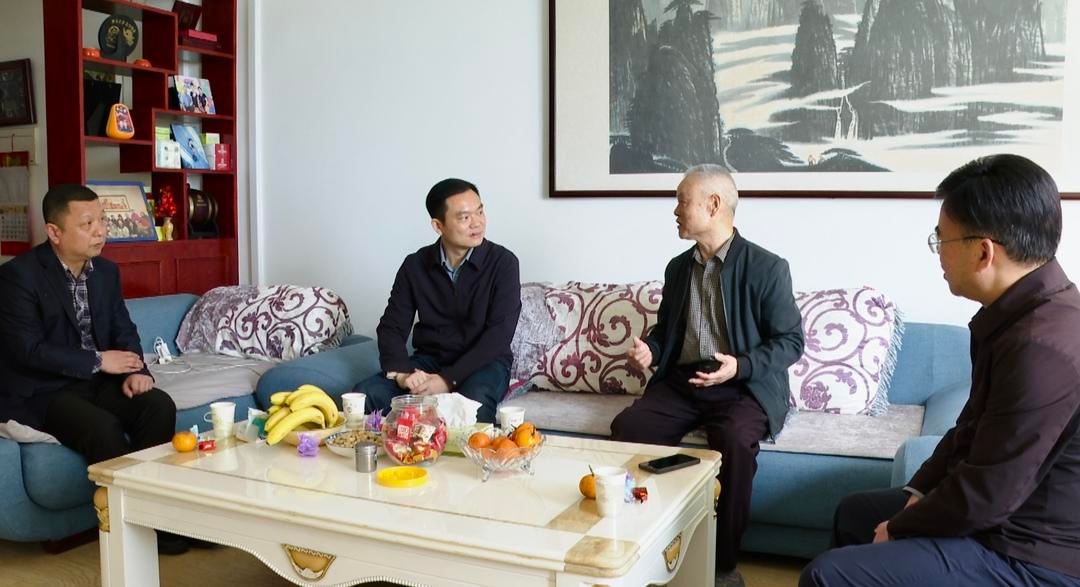 走访慰问退休老干部_县委书记慰问退休老干部_县长胡杰走访老干部