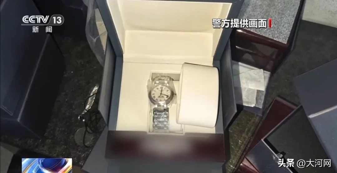 手机莫名黑屏盗刷信用卡案件_境内外勾结盗刷信用卡犯罪链条_国内信用卡在国外购物网站能用吗