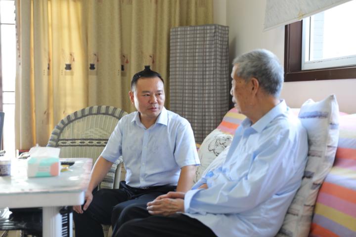 彭水县委副书记陈清松走访离退休干部_感谢离退休干部对彭水经济社会发展作出的贡献_走访慰问退休老干部