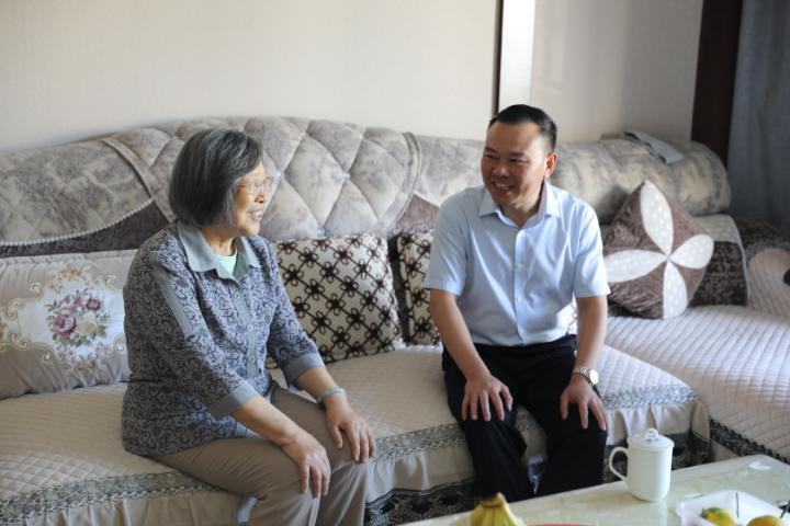 走访慰问退休老干部_感谢离退休干部对彭水经济社会发展作出的贡献_彭水县委副书记陈清松走访离退休干部