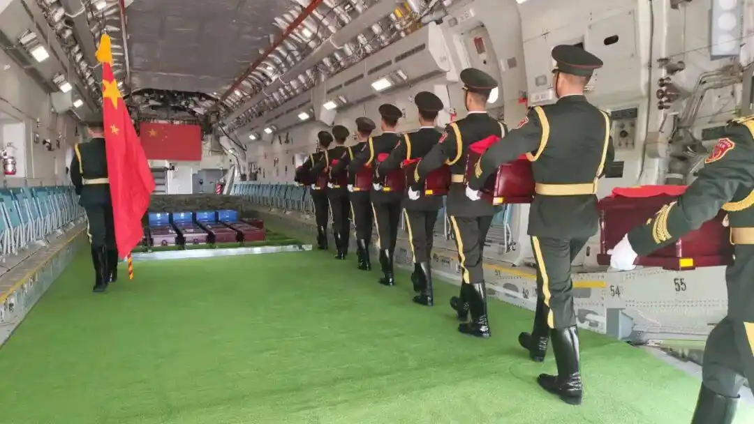 迎接志愿军烈士遗骸回国_运-20护航志愿军烈士专机_致敬英烈！运-20舱内视角看歼-20护航