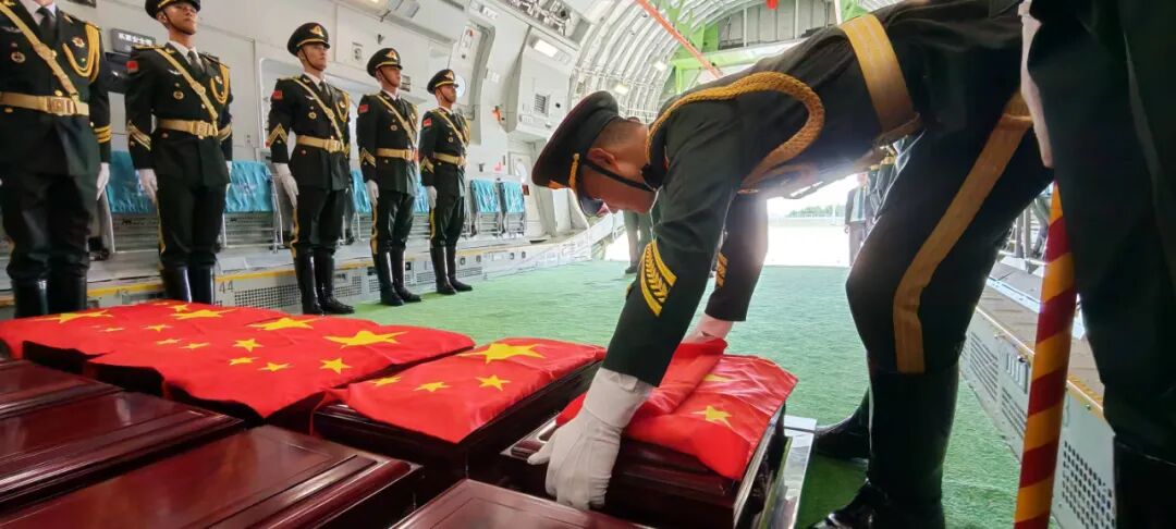 致敬英烈！运-20舱内视角看歼-20护航_迎接志愿军烈士遗骸回国_运-20护航志愿军烈士专机