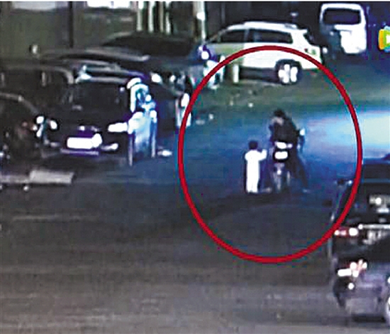 详细阅读:永嘉县城马路上两岁男孩寒夜走失 暖心小哥放下外卖解衣守护 永嘉县城马路上两岁男孩寒夜走失 暖心小哥放下外卖解衣守护