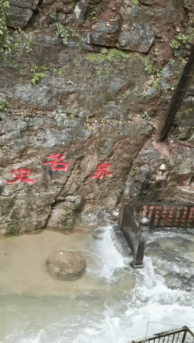 趵突泉水位持续喷涌57年新高_景区：趵突泉下没水泵但确有水管_趵突泉质疑人工喷涌景区辟谣