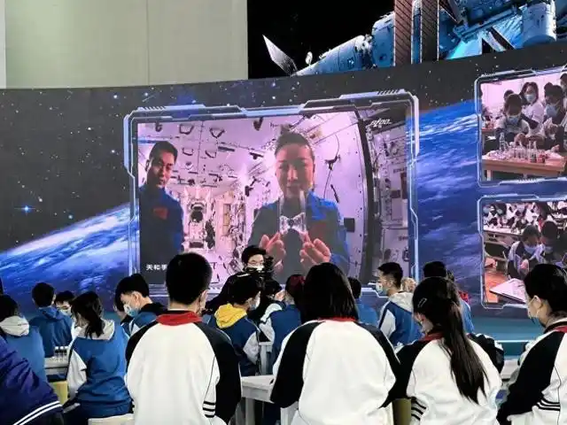 女代表女委员履职尽责_巾帼共绘新时代_妇女参政议政全过程人民民主