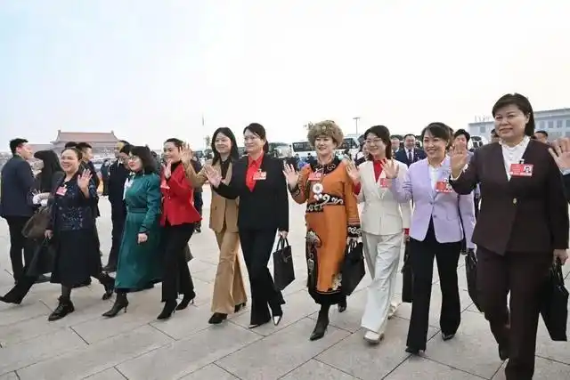 巾帼共绘新时代_妇女参政议政全过程人民民主_女代表女委员履职尽责