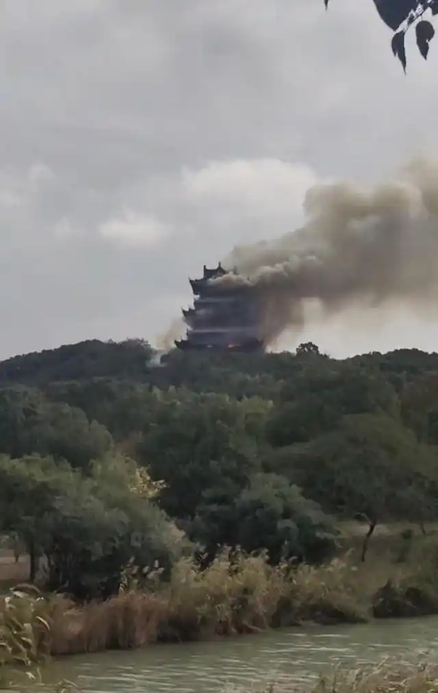 张家港永庆寺内标志性建筑文昌阁失火，该楼为1993年重建，起火原因正在调查