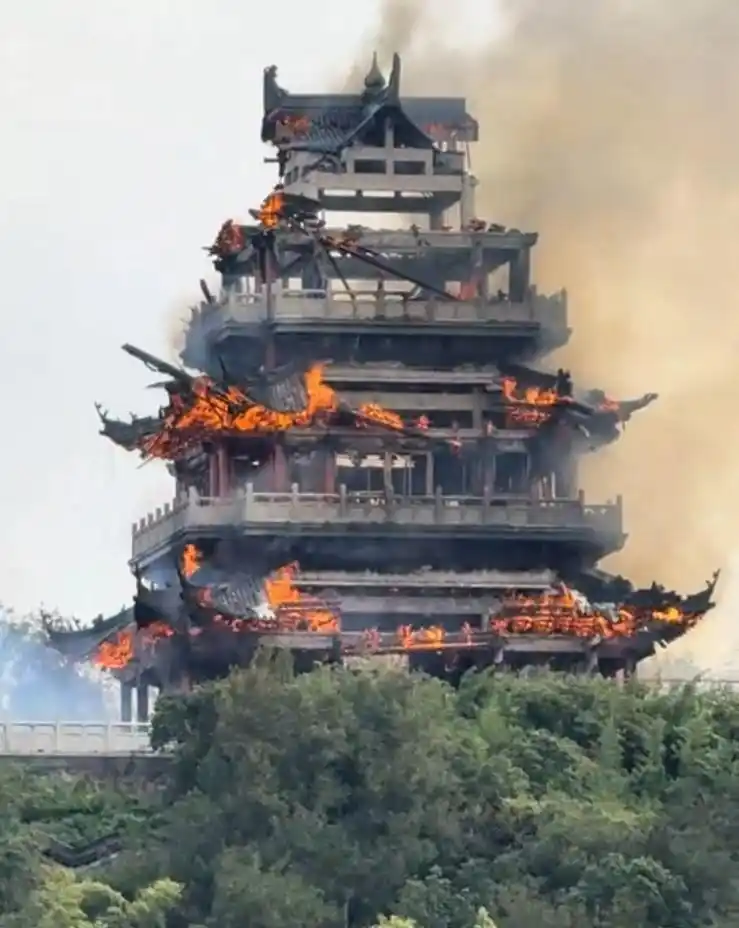 “南朝四百八十寺之一”张家港永庆寺起火！当地文旅局：失火主体文昌阁系2008年新建仿古建筑，损失正在统计