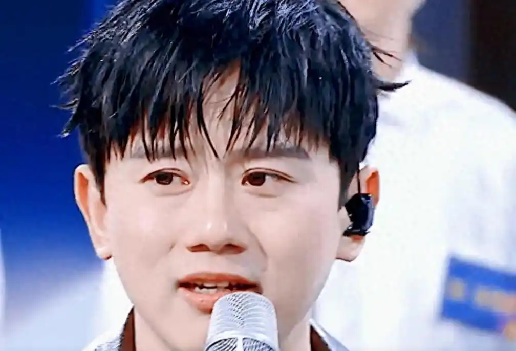 离婚传闻未满一年，张杰高调宣布喜讯，揭露姐弟恋的“遮羞面纱”