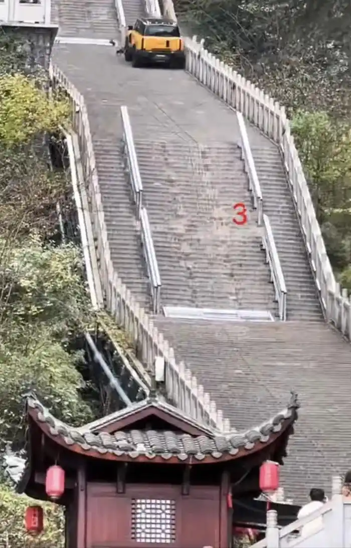 奇瑞汽车天门山测试事件_汽车在爬台阶天门山事故_奇瑞就撞坏天门山“天梯”护栏致歉