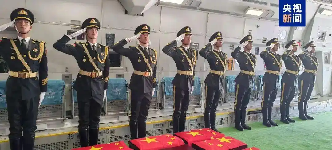 致敬英烈！运-20舱内视角看歼-20护航_第十二批志愿军烈士遗骸回国_运-20接运志愿军烈士遗骸