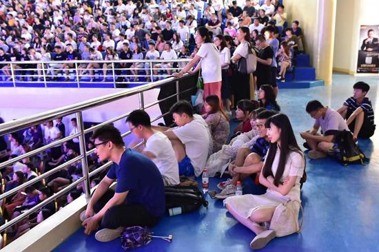 张泉灵北京大学演讲_白岩松 河北大学 演讲