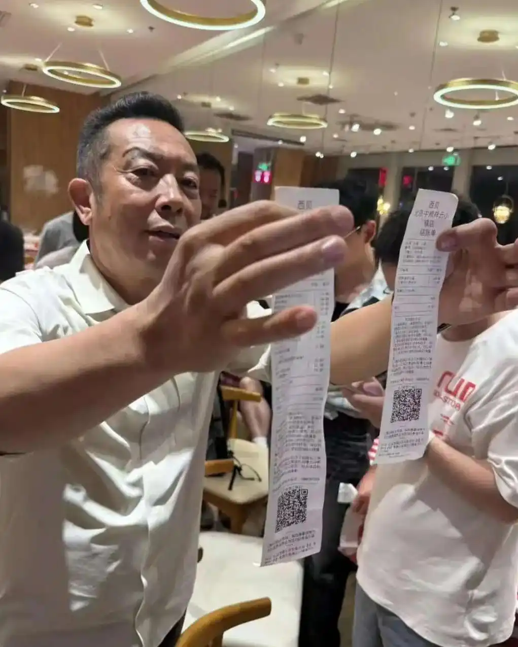 西贝罗永浩套餐 666元 不好吃不要钱_“餐厅是否使用预制菜”将强制披露_预制菜不标注 知情权 消费者信任
