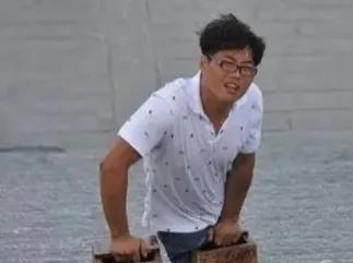 1个只有半截身体的乞丐，竟然娶到漂亮的老婆，并且儿女双全