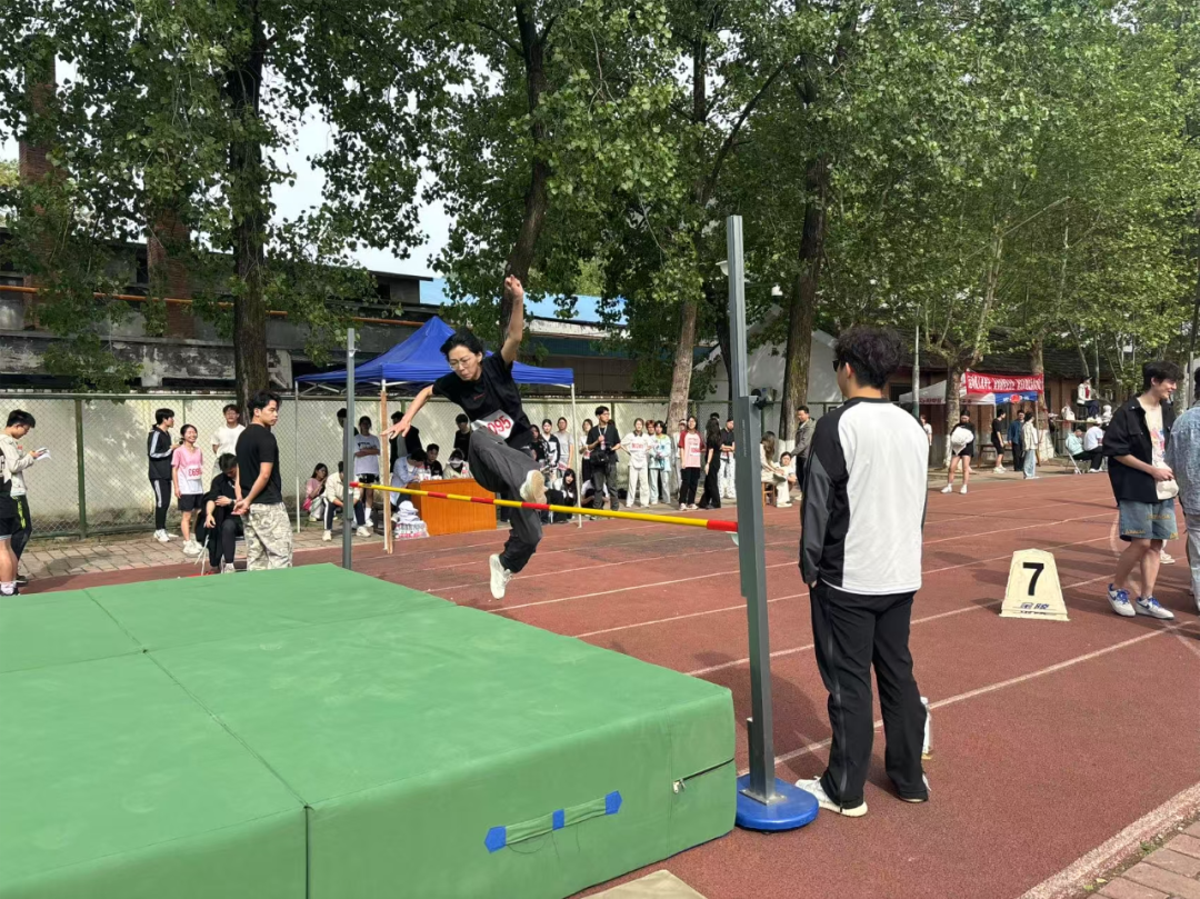 阳光体育运动会高光时刻_运动会新闻稿150字_陕西理工大学田径运动会