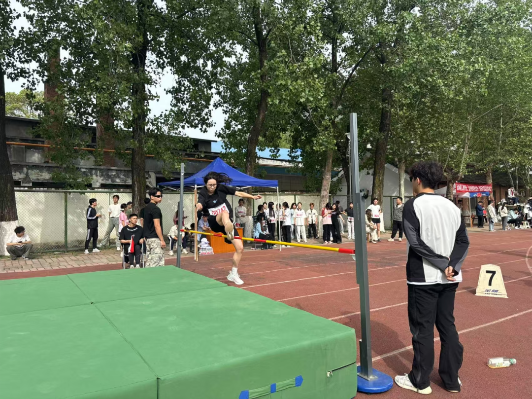 陕西理工大学田径运动会_运动会新闻稿150字_阳光体育运动会高光时刻