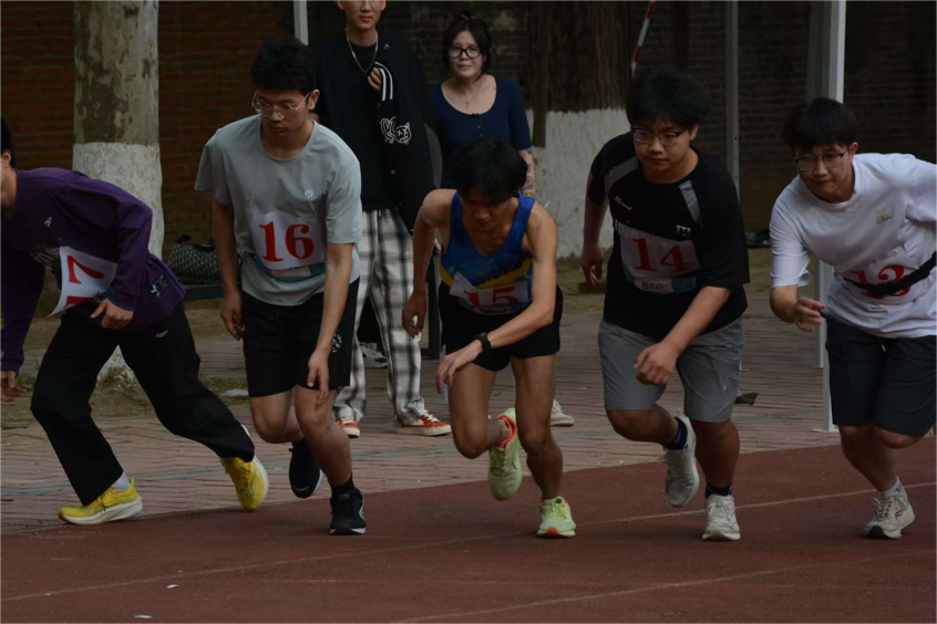 运动会新闻稿150字_陕西理工大学田径运动会_阳光体育运动会高光时刻