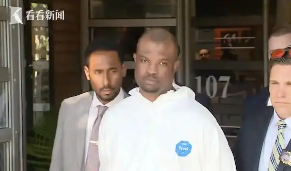 纽约七旬夫妻好心让男子进屋充电遭谋杀_七旬夫妇被恶魔入室抢劫纵火案_美国夫妇遇充电求助好心开门被杀