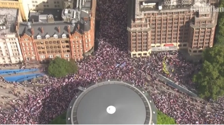英媒：超10万人参加伦敦右翼反移民抗议活动，马斯克通过视频连线“意外现身”