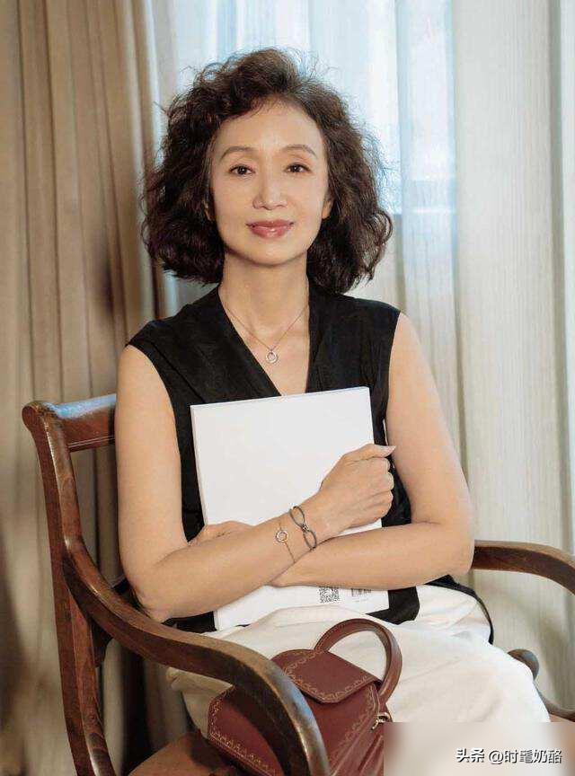50+姐姐烫发技巧_中长发梨花烫内扣发型_显年轻又高级的卷发推荐