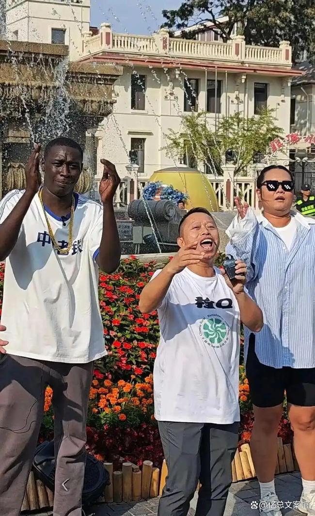 “无语哥”逛南京跟大妈学方言 街头喜剧乐翻天
