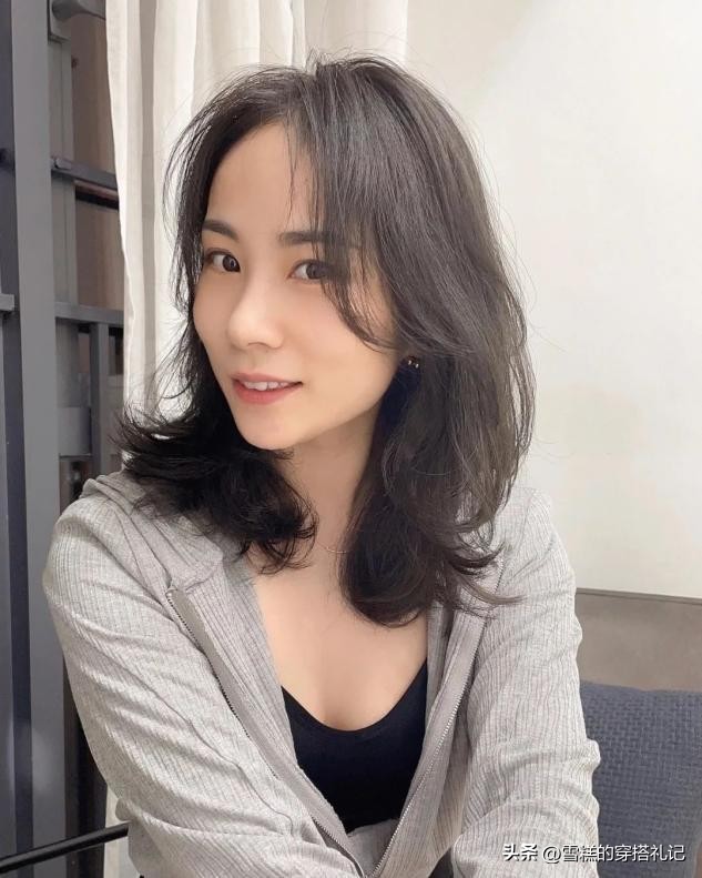 中长发梨花烫内扣发型_发型选择流行趋势_时尚造型分寸得当
