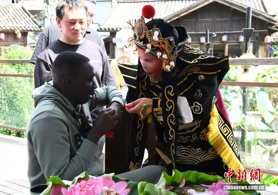 无语哥看川剧变脸惊呼尖叫_无语哥重庆鲜龙井火锅大观园_无语哥重庆川剧变脸体验