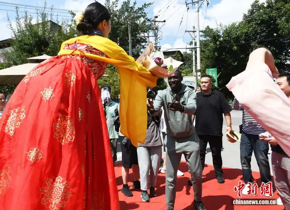 无语哥重庆川剧变脸体验_无语哥重庆鲜龙井火锅大观园_无语哥看川剧变脸惊呼尖叫