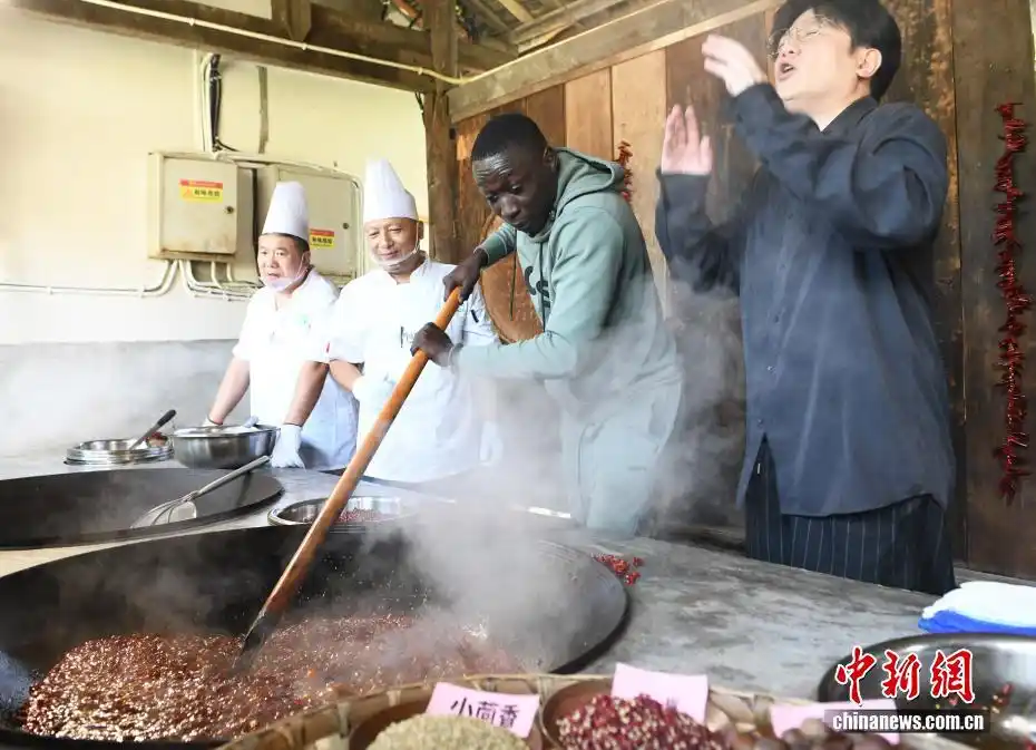 无语哥重庆鲜龙井火锅大观园_无语哥看川剧变脸惊呼尖叫_无语哥重庆川剧变脸体验