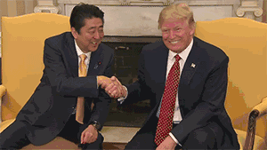 特朗普握手技巧_破解特朗普握手神功_特朗普马克龙26秒“掰手腕式握手”