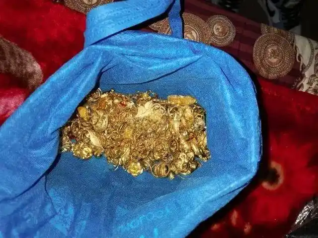 金店深夜被洗劫一空损失百万，窃贼偷完还拖了地