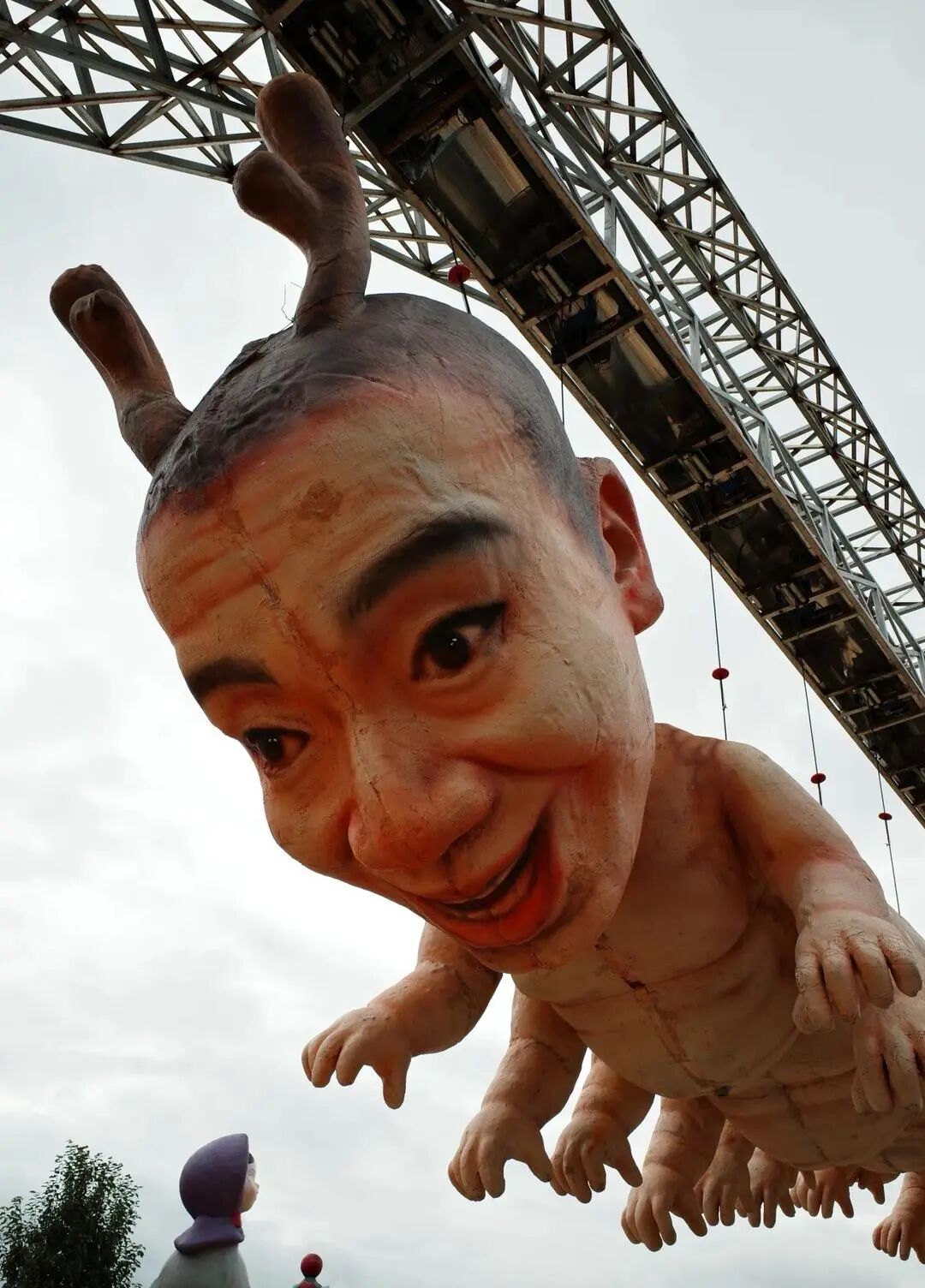 荒野之国雕塑争议_景区雕塑被指恐怖 园方：已部分拆除_人体蜈蚣雕塑评价