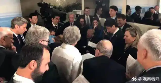 特朗普握手特点_特朗普马克龙26秒“掰手腕式握手”_特朗普马克龙握手