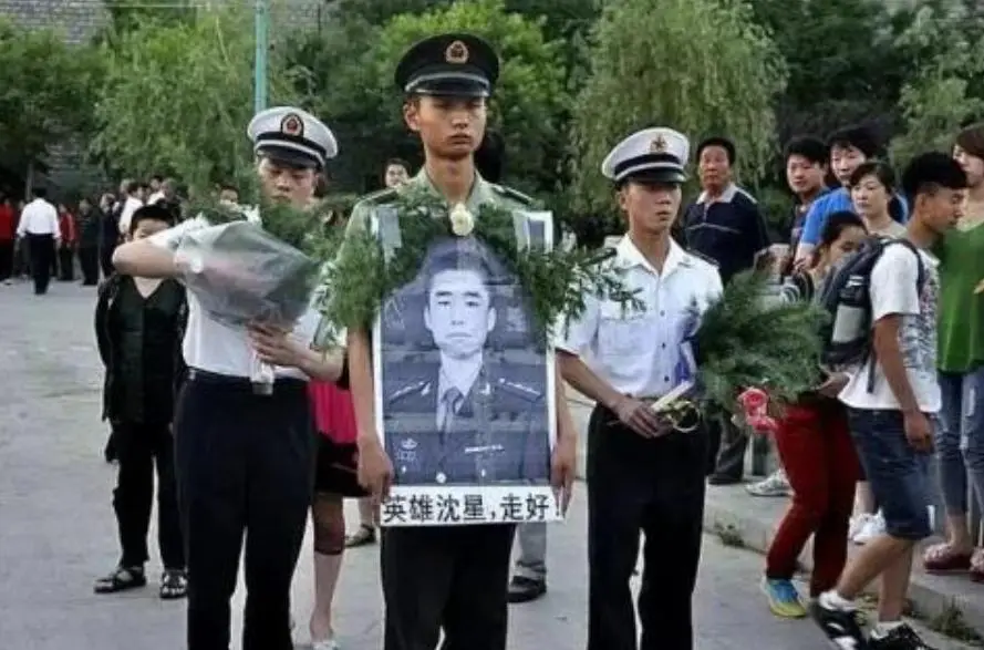 西安二炮工程大学沈星 无名小桥英勇救人 青州市民缅怀英雄_青州二炮沈星