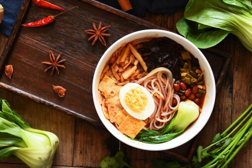 开个螺蛳粉店需要投资多少钱？利润有多少？一年可赚多少钱？