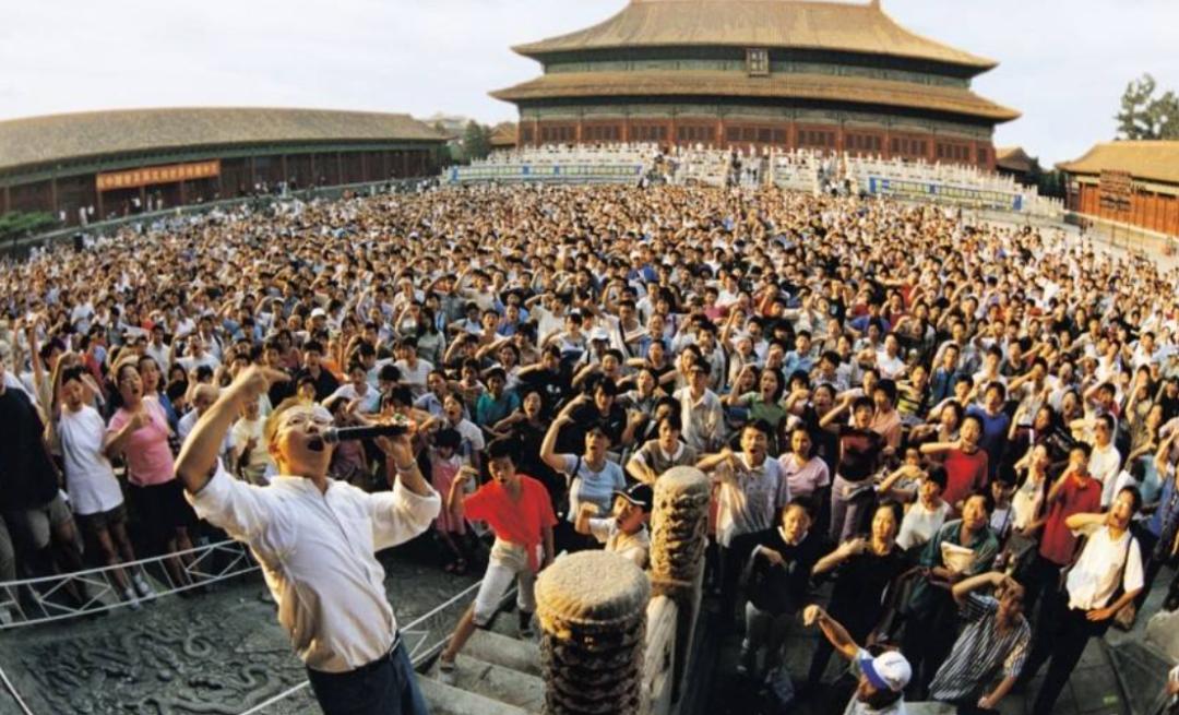 李阳评董宇辉英语差_李阳街头发牌认错_李阳疯狂英语创始人