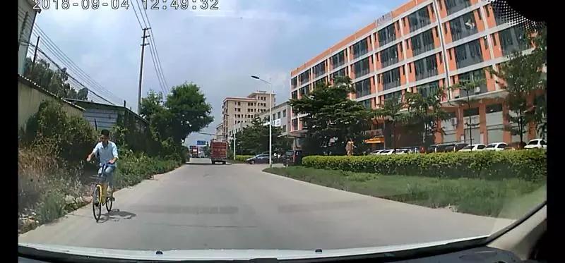 实拍！共享单车碰瓷党作案全过程！钦州车友小心这种陷阱！