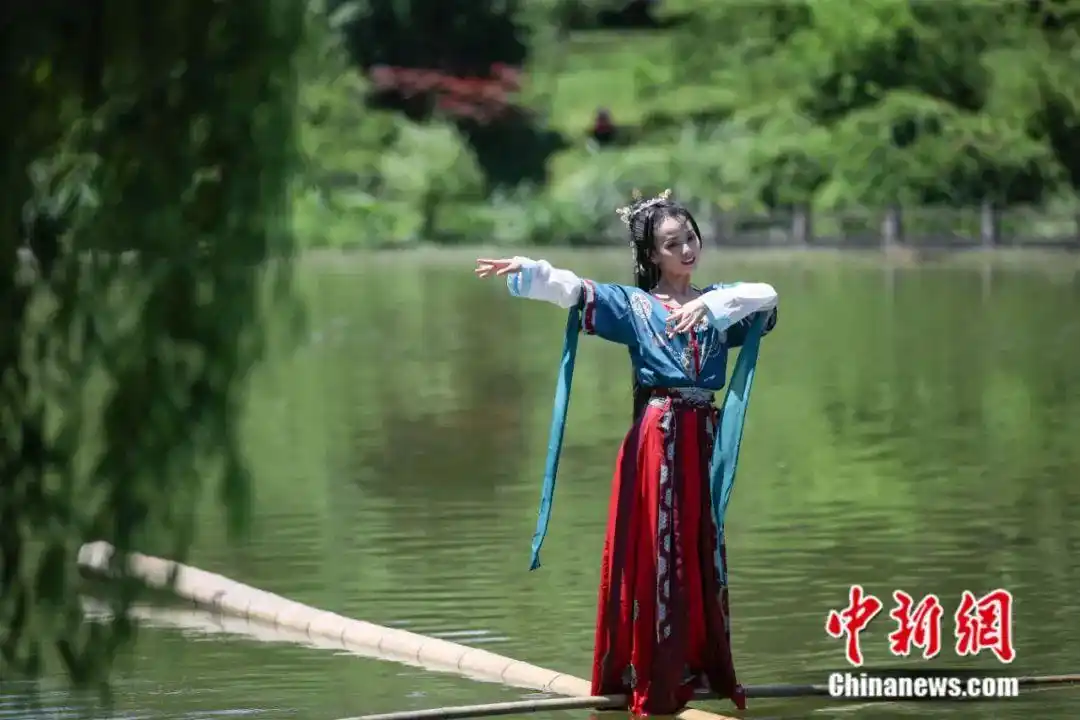 “水上芭蕾”是如何练成的_95后贵州女孩独竹漂 杨柳 独竹漂水上芭蕾表演