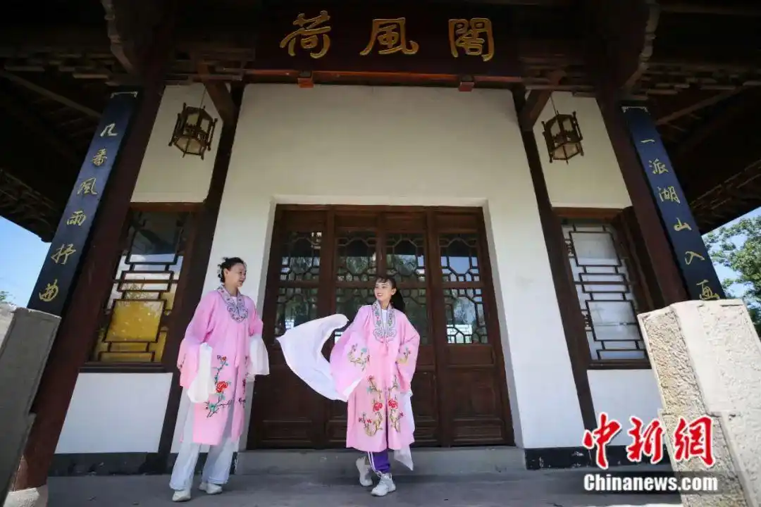 95后贵州女孩独竹漂 杨柳 独竹漂水上芭蕾表演_“水上芭蕾”是如何练成的