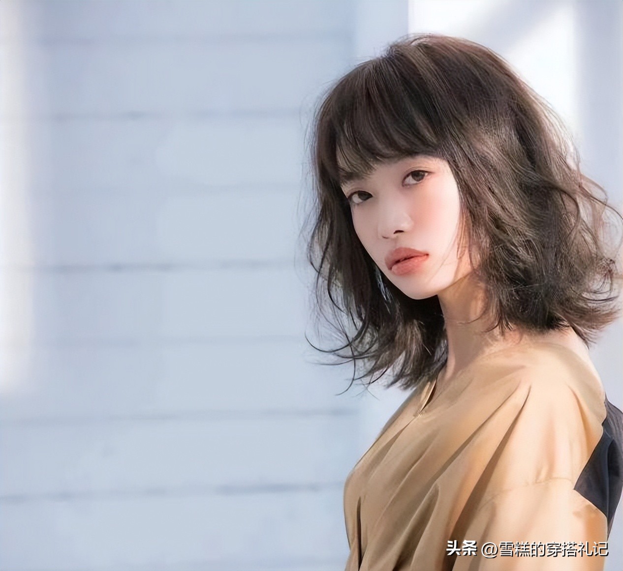 脸大脖子粗如何选烫发_换季发型指南_中长发梨花烫内扣发型