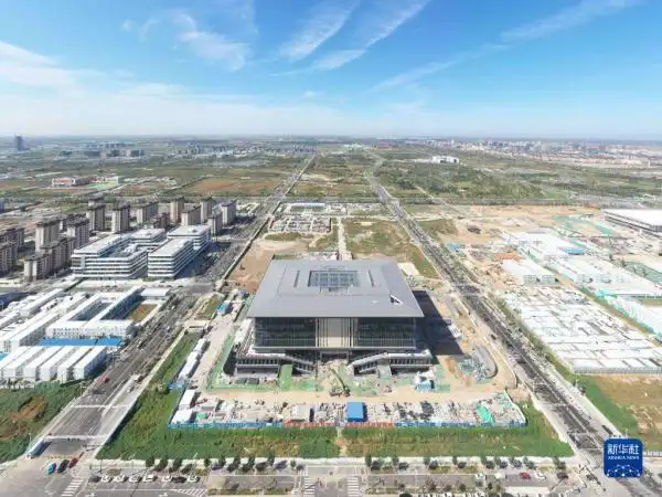 雄安体育中心无人机照片_雄安新区启动区重点项目建设_河北雄安新区 新华网