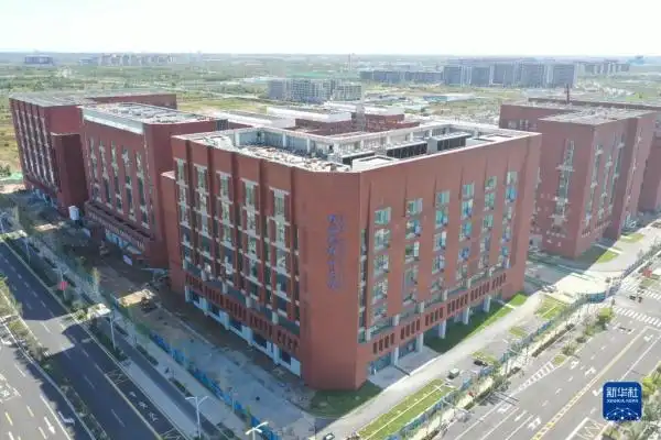 雄安新区启动区重点项目建设_河北雄安新区 新华网_雄安体育中心无人机照片