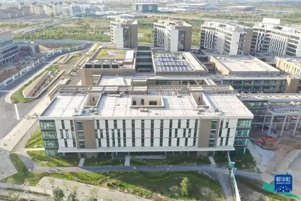 雄安新区启动区重点项目建设_河北雄安新区 新华网_雄安体育中心无人机照片
