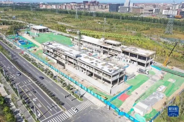 雄安新区启动区重点项目建设_河北雄安新区 新华网_雄安体育中心无人机照片