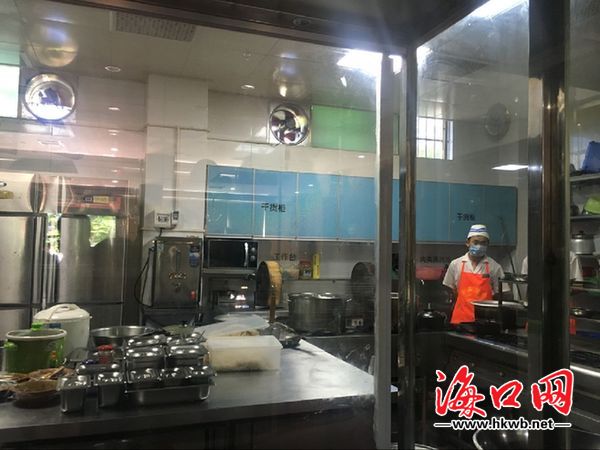 “明厨亮灶”证照上墙 海口兴丹路化身美食一条街