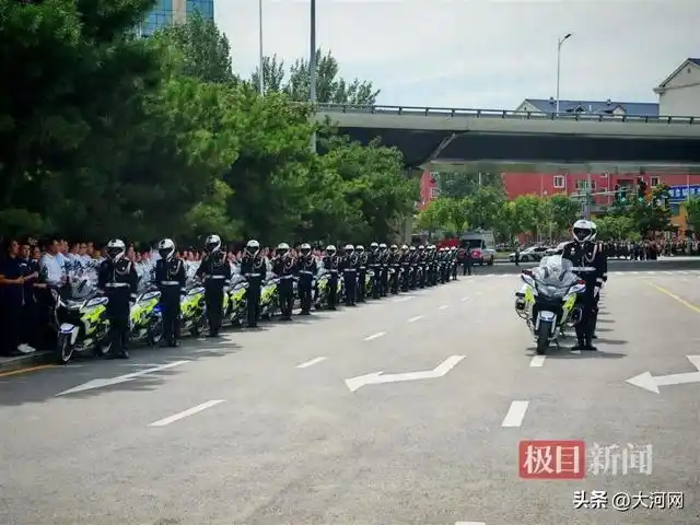 73岁老人赶到沈阳迎烈士父亲回国_沈阳抗美援朝烈士陵园欢迎老兵_志愿军烈士遗骸沈阳迎接仪式